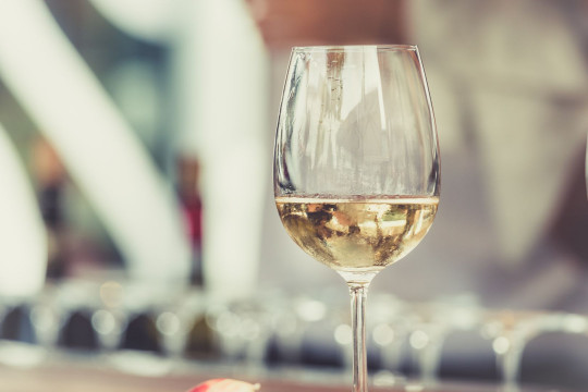 une coupe de vin blanc