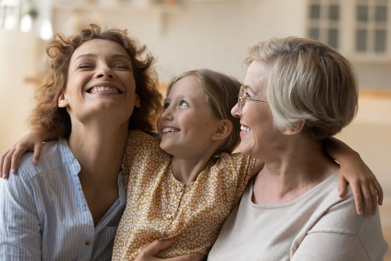 Image de trois femmes qui s'enlacent