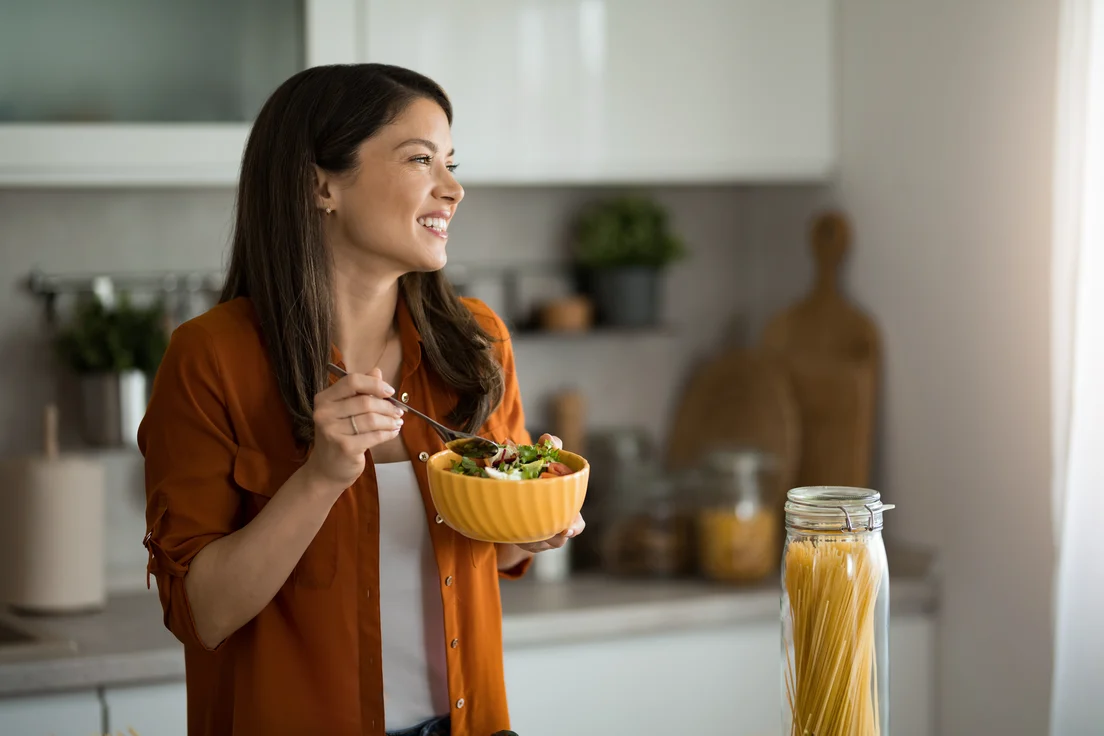 femme-repas-sourire