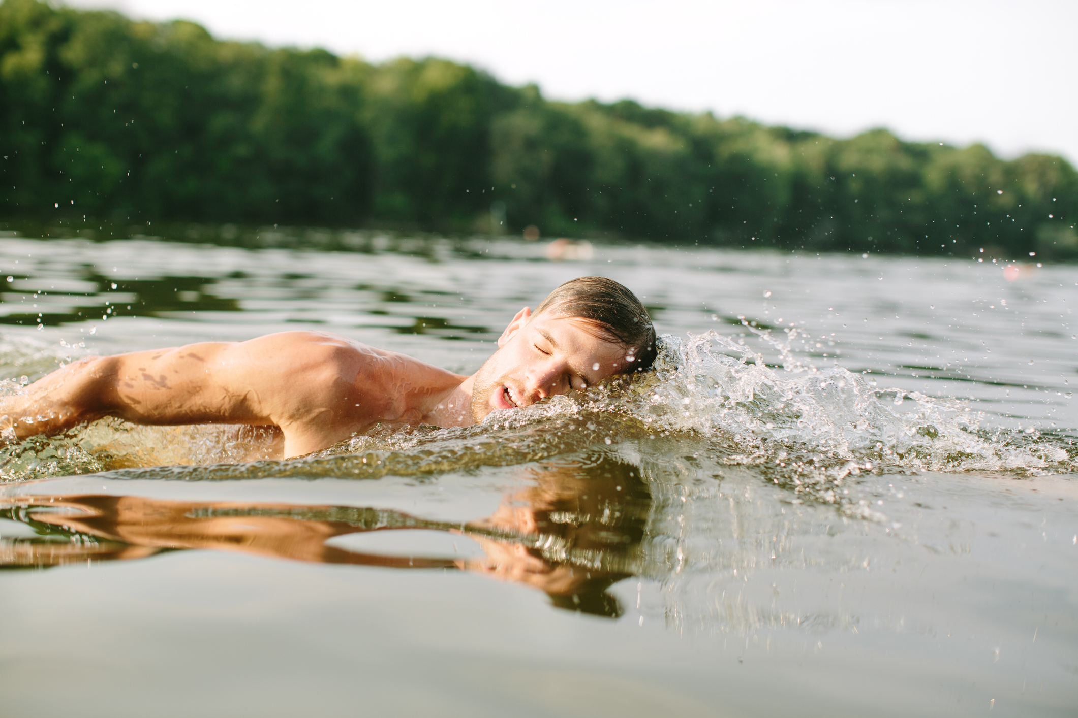 homme-qui-nage-dans-un-lac