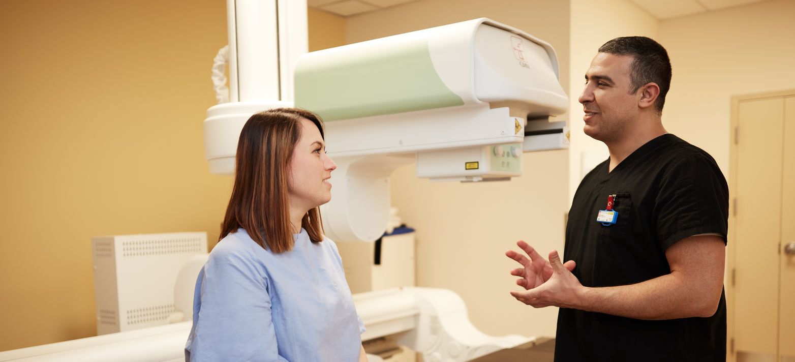 professionnel de la santé Biron en traitement avec un patient