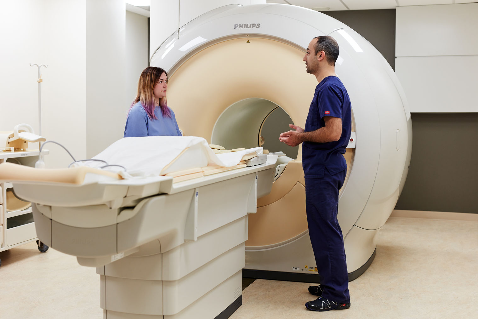 un spécialiste de la santé et une patiente avant de faire une résonance magnétique (IRM)