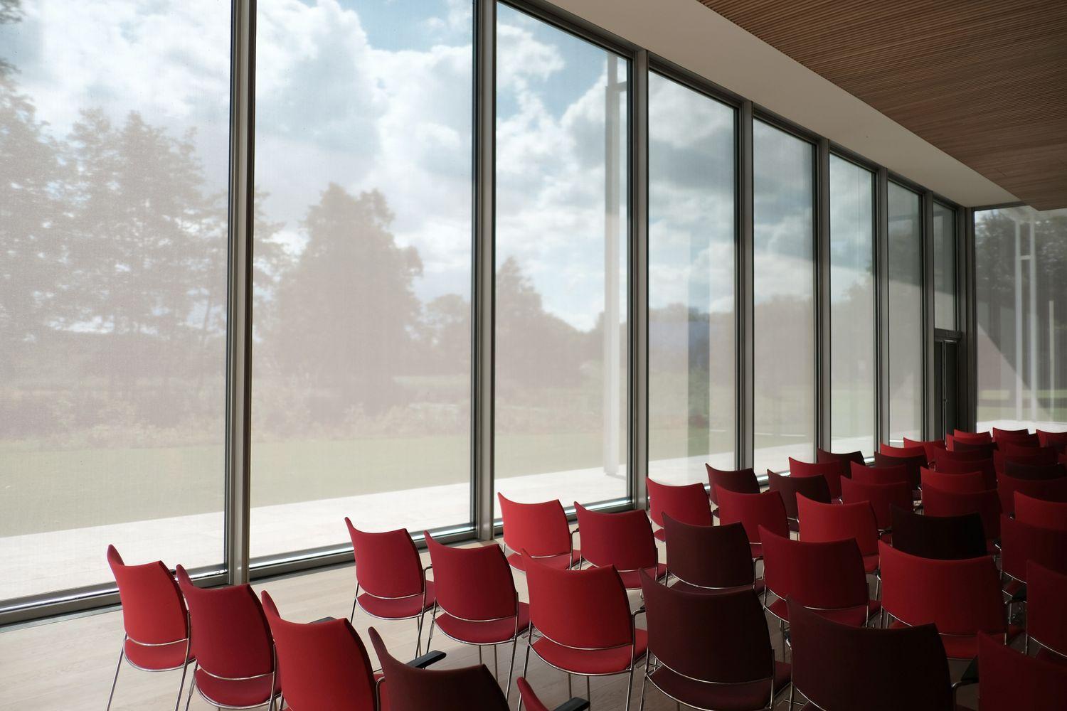salle de conférence vide avec chaises rouges