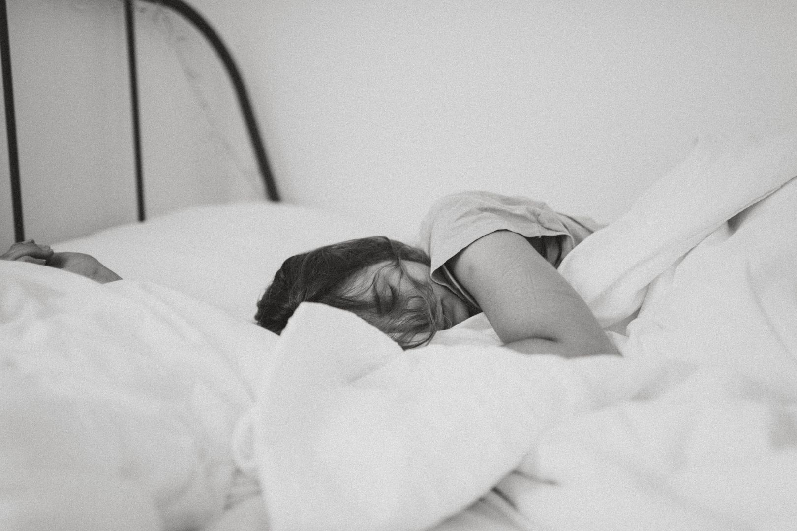 une femme qui dort dans son lit