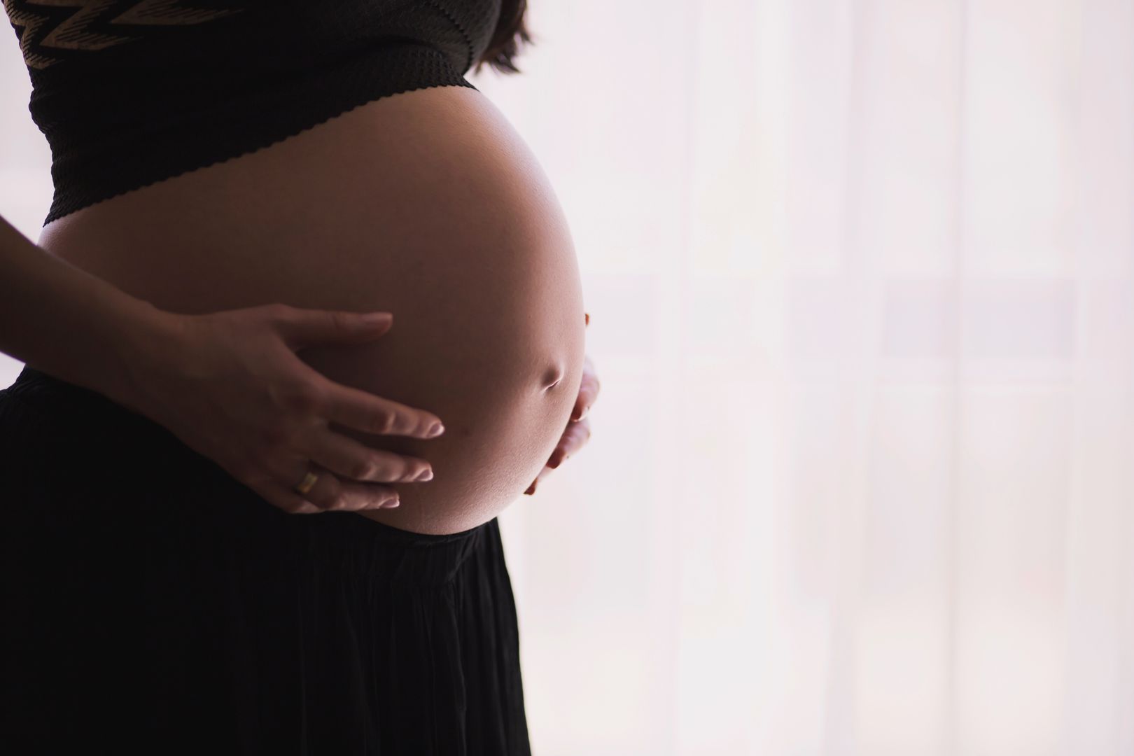 Femme Enceinte Avec Une Bosse De Bébé Se Découpant Sur Un Fond Blanc